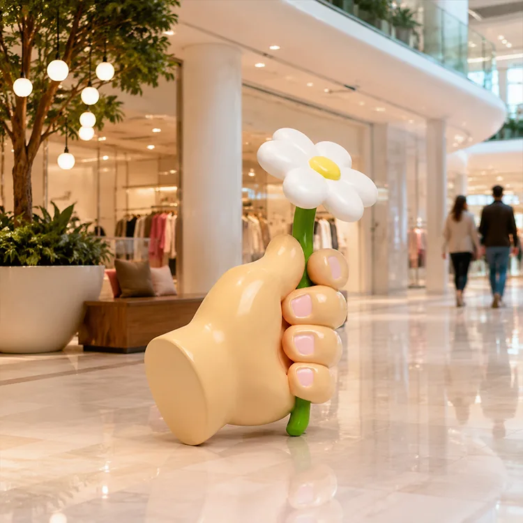 花の彫刻を持つ手